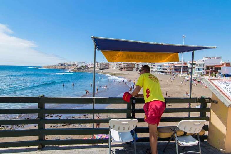 Socorrista de Proactiva, esta mañana en la playa de Salinetas (Foto Antonio Rico)